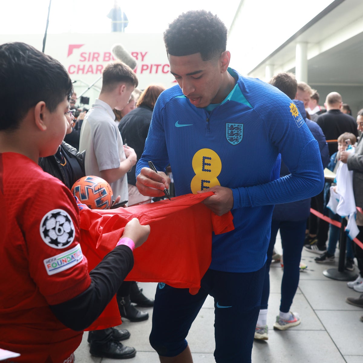 Jude Bellingham: Liverpool FC transfer target spotted signing fan's shirt while on England duty | Evening Standard