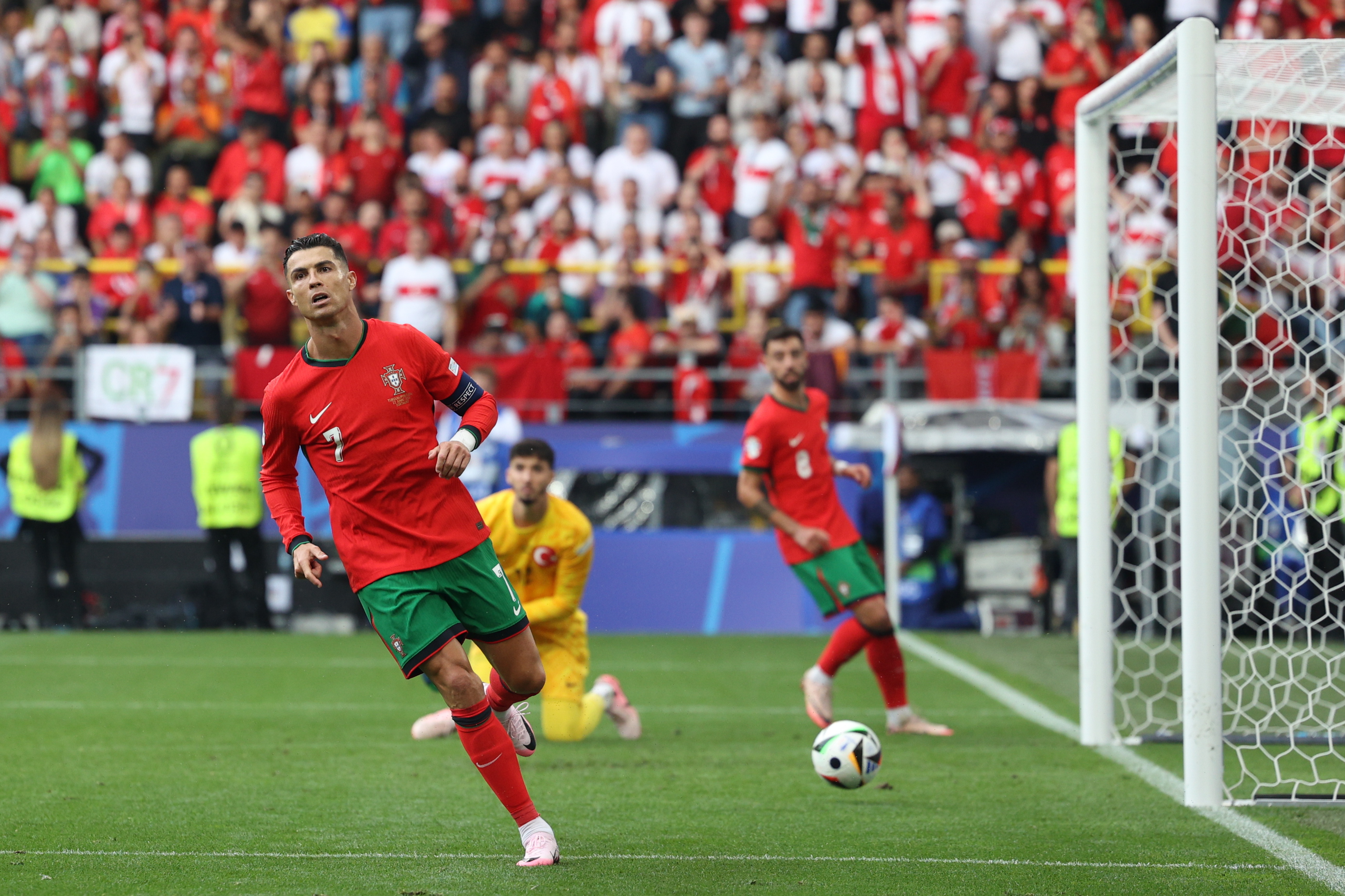 Ronaldo turns away after seeing Fernandes finish off his pass