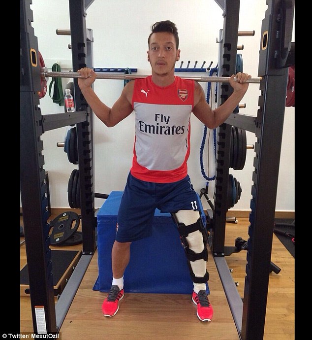 Mesut Ozil gives Arsenal a lift by hitting the gym in bid to help his recovery | Daily Mail Online