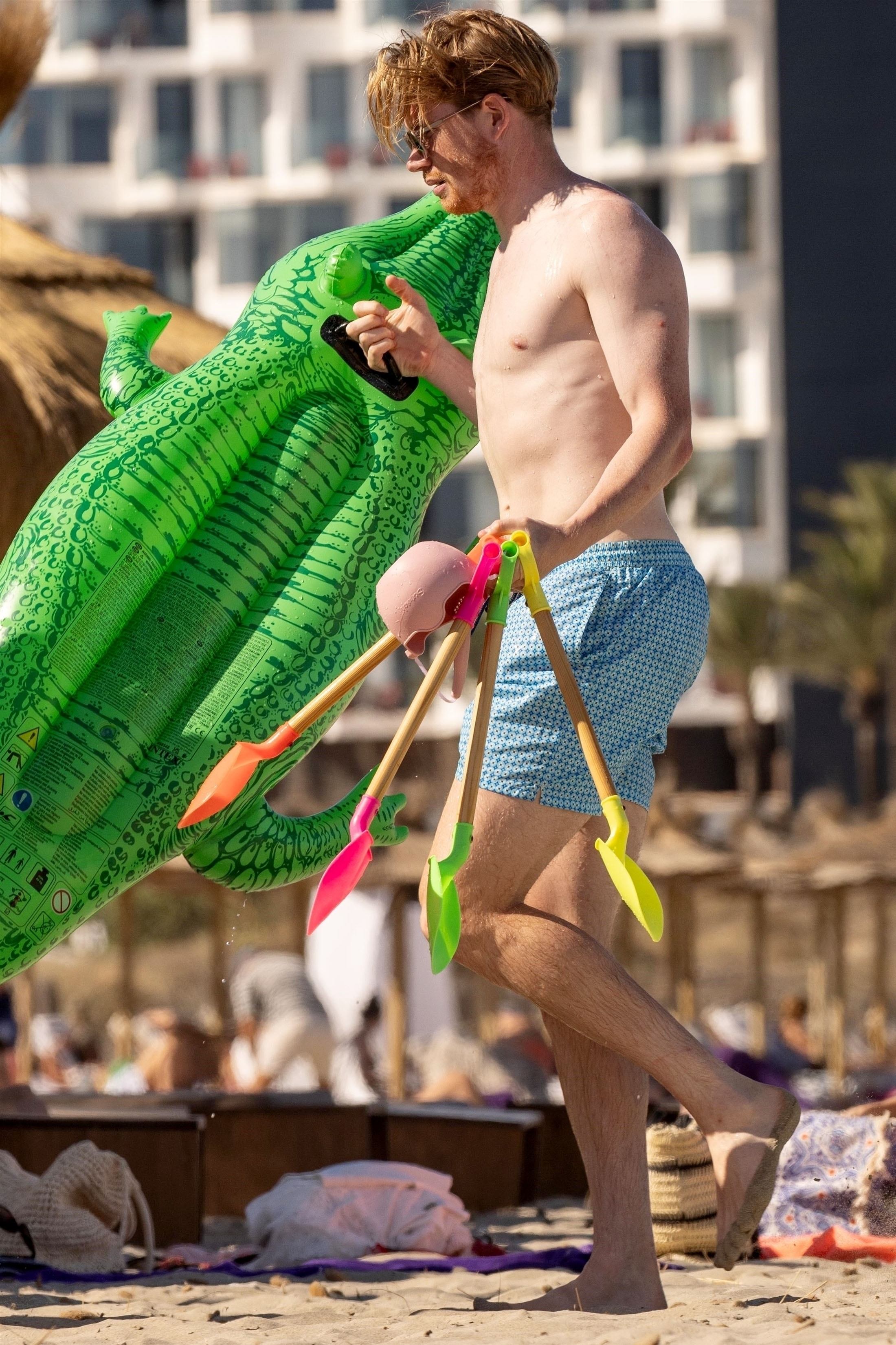 De Bruyne was seen holding an inflatable alligator on the beach