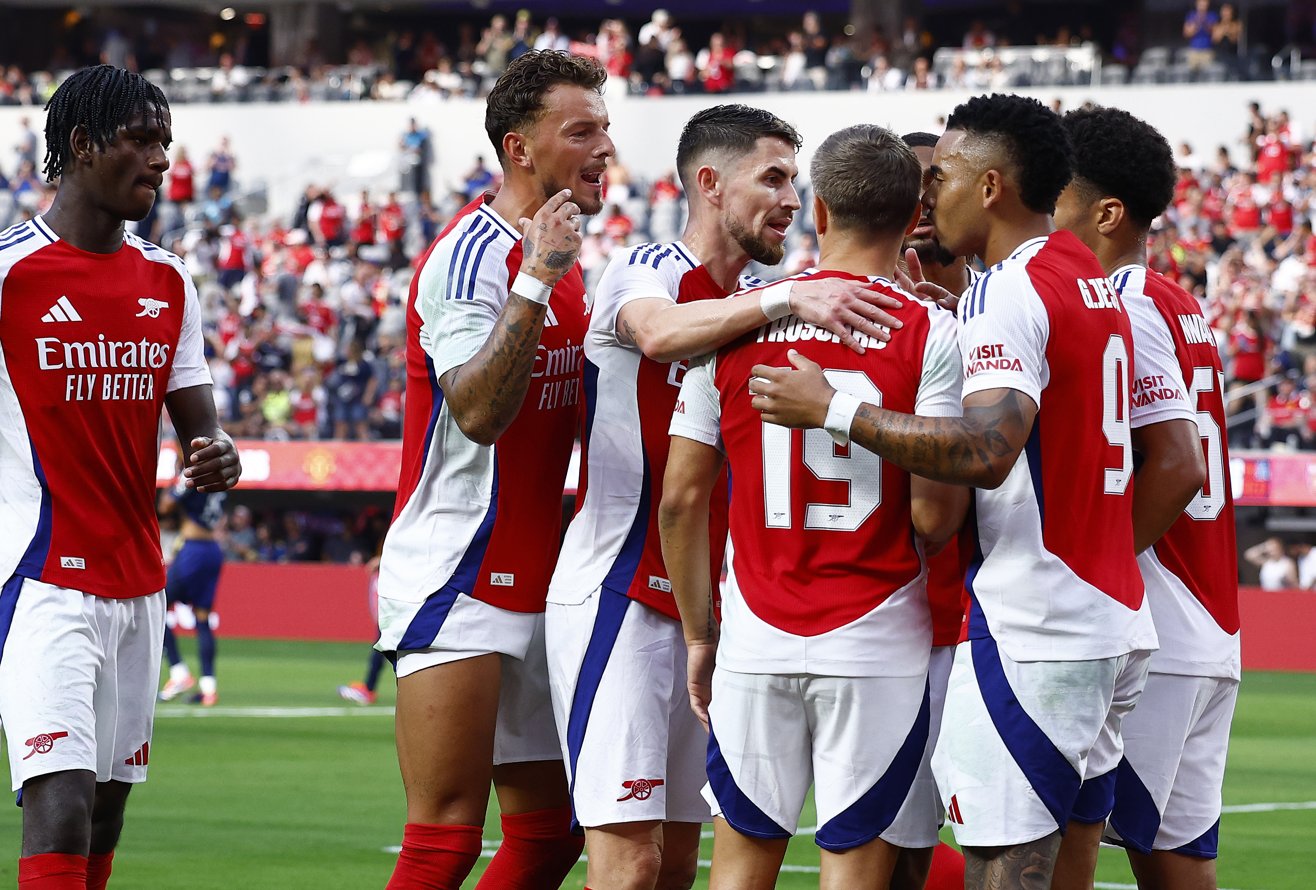 Arsenal beat rivals Man Utd 2-1 in Los Angeles