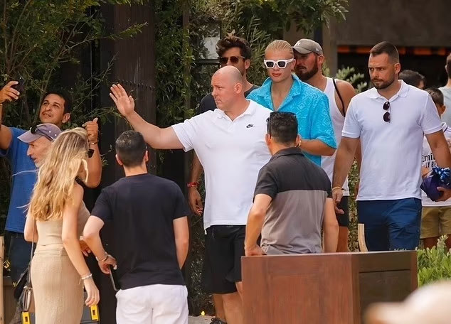 Erling Haaland stands out when walking on the street in Ibiza wearing a blue suit with white frame glasses. Some passersby recognized the Man City striker so they took photos, filmed or stopped to look.