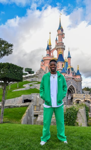 Vinicius disfruta de Disneyland Paris antes de la gala del Balón de Oro -  Tikitakas