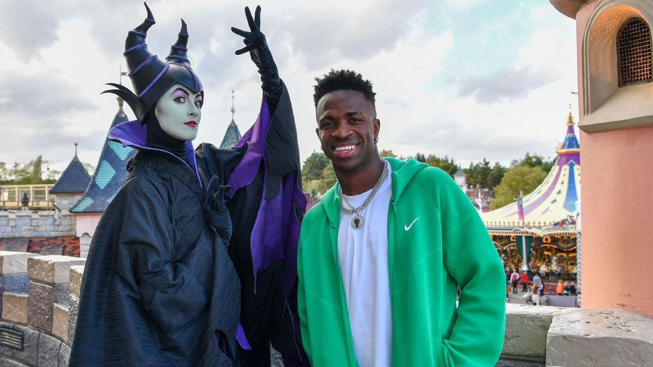 Vinicius Jr. curte festa de Halloween com a família na Disney - ESPN