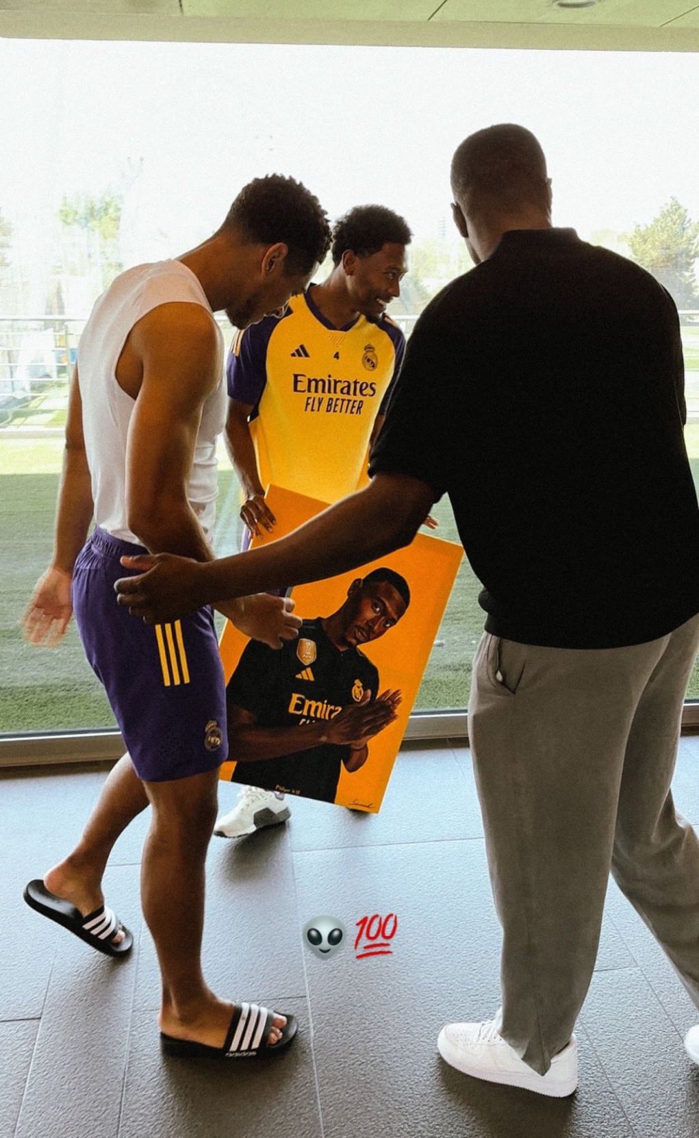 Madrid Xtra on X: "Jude Bellingham and David Alaba receiving their  paintings from artist Alieu Sawaneh. 🤍 https://t.co/IHRHXSu75s" / X