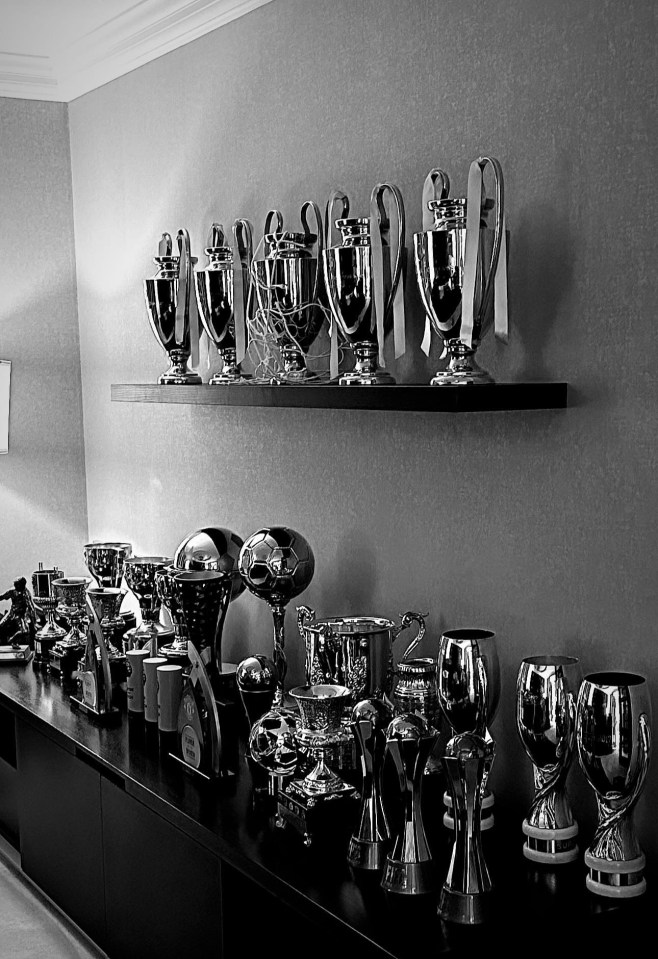 Casemiro's wife shared a photo of his trophy cabinet