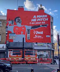 A Bukayo Saka mural has been painted on Holloway Road leading up to the  Emirates Stadium. That's our boy. ️