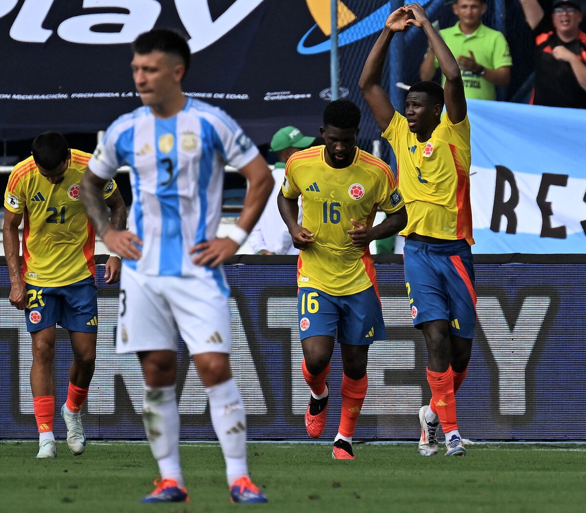 El gol de Colombia para amargar a Argentina en Barranquilla | Potente  cabezazo de Yerson Mosquera para el 1-0 | Página|12