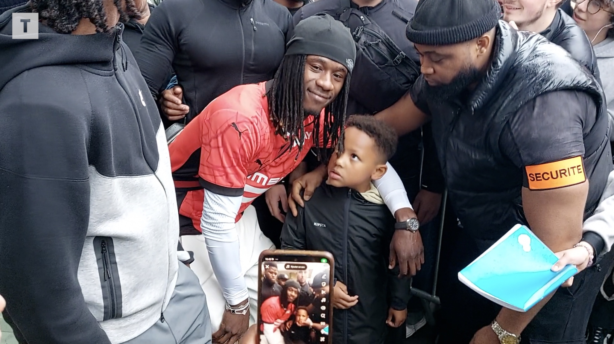 Eduardo Camavinga accueilli en rock star à Rennes… pour lancer son salon de  coiffure [Vidéo] | Le Télégramme